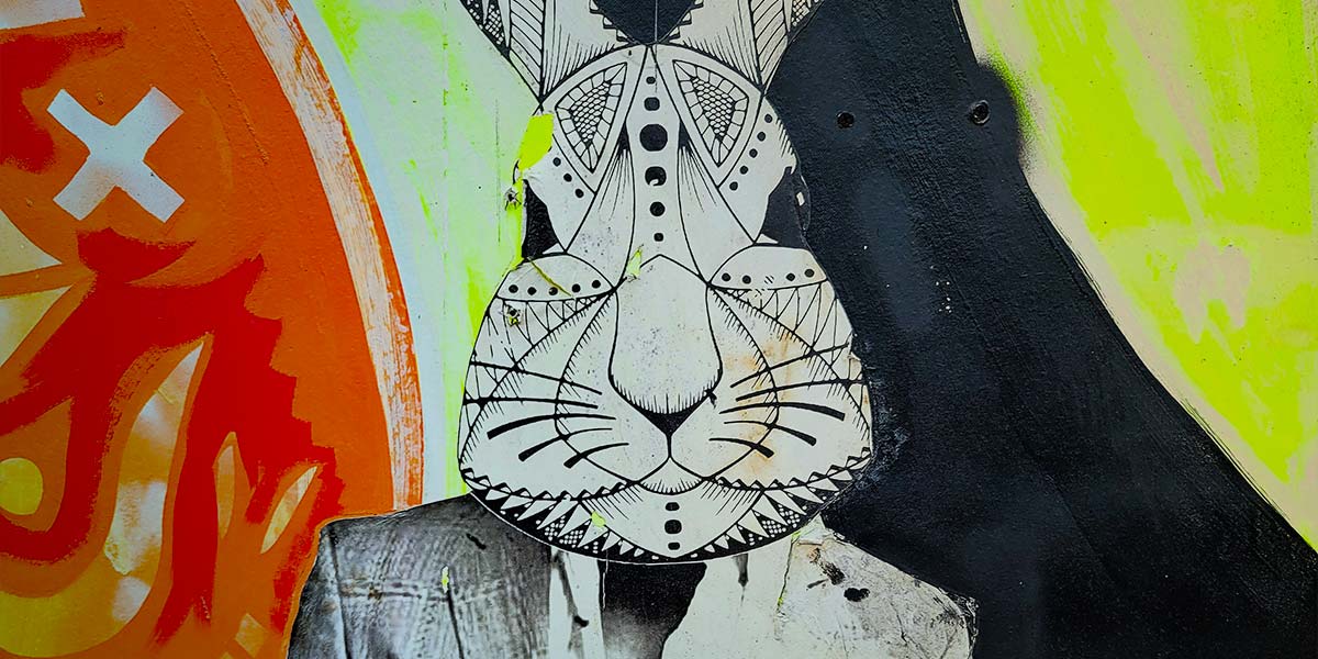 Collage eines Anzugträgers mit Kaninchenkopf