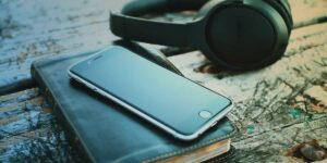 Bibel, Smartphone und Kopfhörer